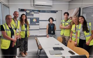 ferramenta - 6 pessoas à volta de uma mesa