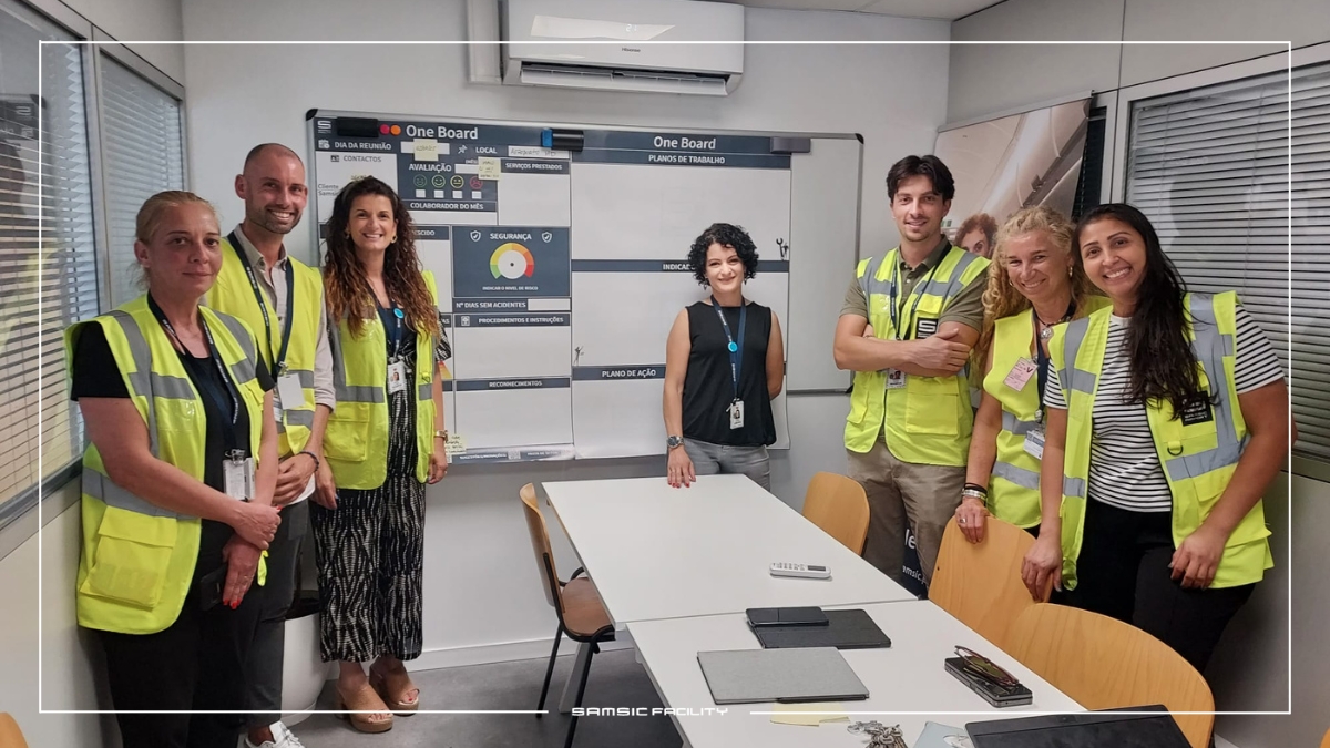 ferramenta - 6 pessoas à volta de uma mesa